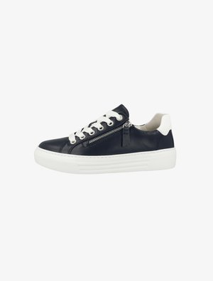 Zapatilla de piel negra con cordones y suela blanca. Cuenta con un cierre lateral, puntera redondeada y textura suave. Los acentos incluyen un talón en contraste.