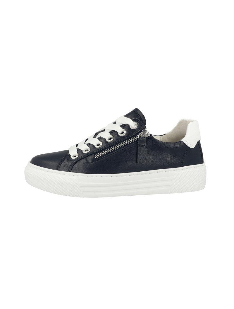 Svart lädersneaker med vita snören och sula. Den har en sidodragkedja, rundad tå och slät yta. Det finns detaljer som en kontrasterande häl.