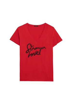 T-shirt en coton rouge avec un col en V, arborant le texte "Amour plus fort" en noir, en gras, en cursive. Manches courtes, coupe décontractée.