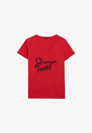 T-shirt in cotone rosso con scollo a V, con la scritta "Amore più forte" in corsivo nero, bold. Maniche corte, vestibilità casual.