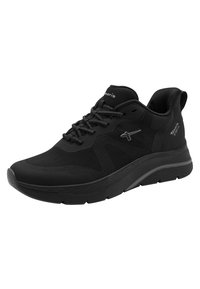 Scarpa sportiva nera con parte superiore in tessuto testurizzato, colletto imbottito e suola in gomma arrotondata. Presenta chiusura con lacci e dettaglio del logo laterale.