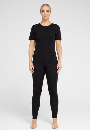 Sort kortærmet top og tætsiddende leggings lavet af blødt stof, med rund halsudskæring og sømløs design, præsenteret i en neutral setting.