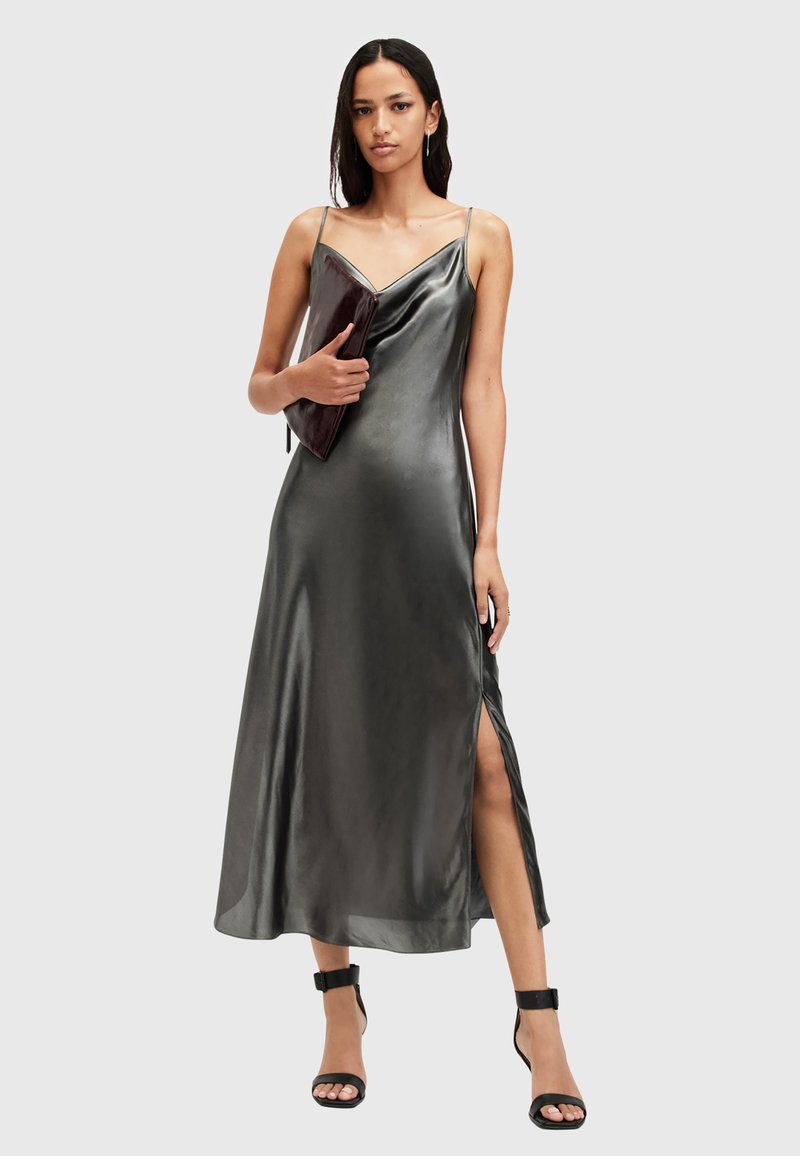 Robe maxi en satin gris foncé avec un décolleté en V, des bretelles fines et une fente latérale ; modèle tenant une pochette bordeaux et portant des escarpins à bride noire.