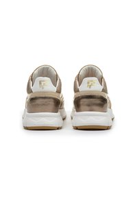 Baskets marron et blanches avec un éclat métallique, des accents en maille, un col rembourré et une semelle blanche texturée. Détail du logo doré au talon.