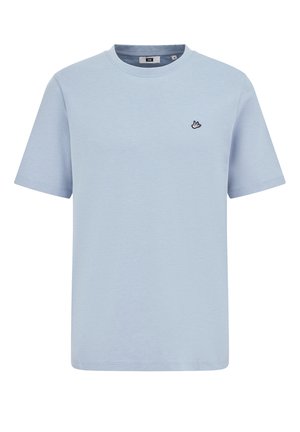 Šviesiai mėlynas medvilninis marškinėliai su apvalia iškirpte, trumpomis rankovėmis ir mažuoju siuvinėtu paukščio logotipu kairėje krūtinės pusėje. Lygus tekstūros paviršius.