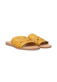 Geweven gele slip-ons met een open teenontwerp, voorzien van uitsnijdingen op de bovenkant en een gladde, lichtbruine zool.