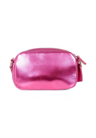 Borsa a tracolla metallizzata rosa con texture liscia, forma ovale e chiusura con zip. Anello laterale per regolare la tracolla. Design minimalista.