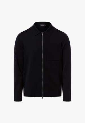 Dunkelblaue Strickjacke mit langem Arm, Kragen, vorderem Reißverschluss und linker Brusttasche, auf weißem Hintergrund dargestellt.