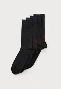 Ensemble de chaussettes en coton noir avec une texture côtelée, affichant un logo rouge subtil sur le côté. Quatre paires empilées soigneusement.