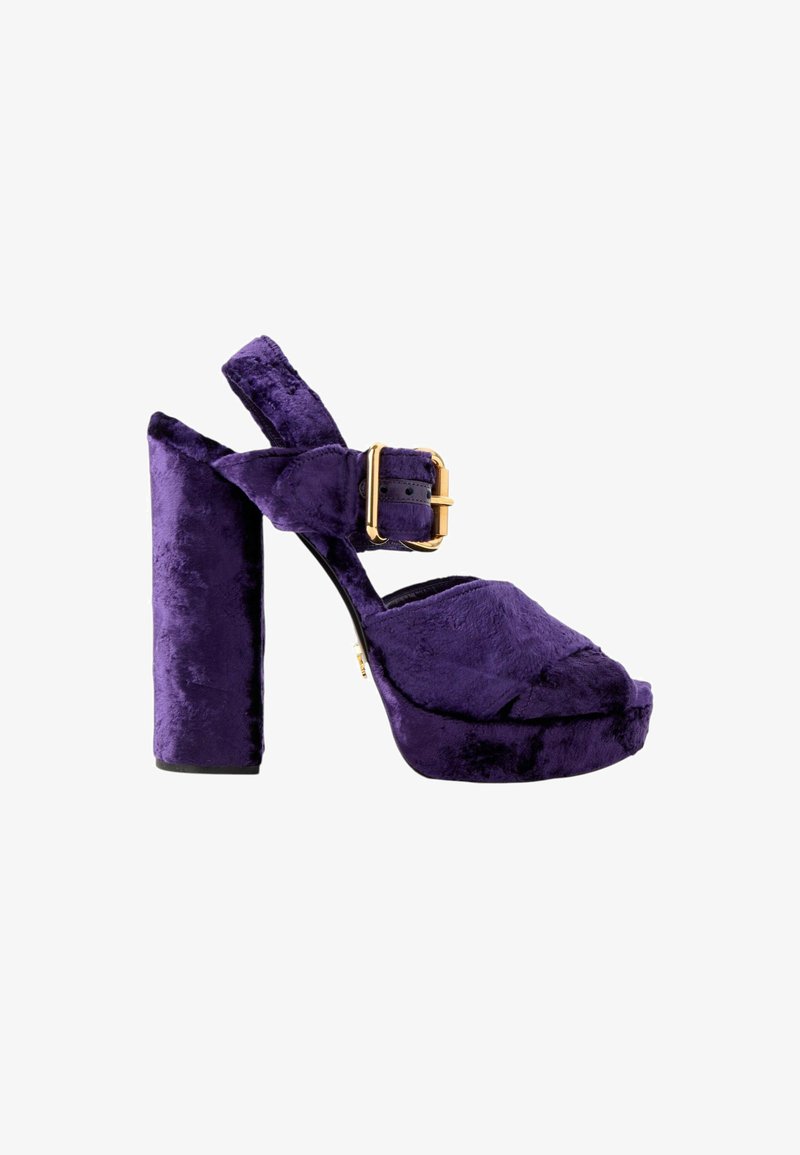 Sandale plateforme à talon haut en velours violet avec un talon épais et une bride réglable à boucle dorée.