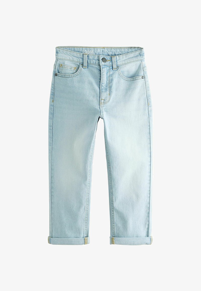 Lichtblauwe jeans met losse pasvorm, opgerolde boorden, voorzakken, riemlussen en een knoopsluiting op een witte achtergrond.