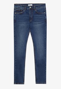 Jeans de mezclilla en azul oscuro, con un corte slim, diseño clásico de cinco bolsillos y costuras de contraste a lo largo de las costuras.