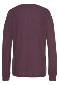 Lila Langarmoberteil aus strukturiertem Rippstoff. Mit rundem Ausschnitt und eng anliegenden Bündchen, das ein schlichtes, minimalistisches Design präsentiert.