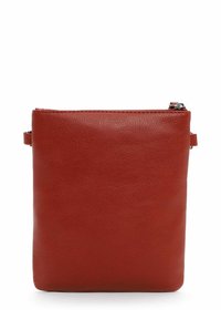 Borsa in pelle rossa con una superficie liscia, forma rettangolare e chiusura con zip nella parte superiore. Presenta un manico laterale per il trasporto.