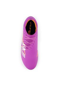 Scarpa da calcio viola con una superficie testurizzata e un interno arancione a contrasto. Presenta lacci sottili e accenti laterali con motivi bianchi e gialli.