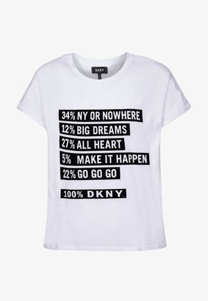 Weißes DKNY T-Shirt mit schwarzen Textblöcken, die Prozentsätze und Phrasen wie "34 % NY OR NOWHERE" und "100 % DKNY" anzeigen.