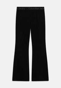 Pantalons évasés noirs avec des rayures verticales, en tissu doux. Présente une ceinture de marque avec "Calvin Klein Jeans" en gris.