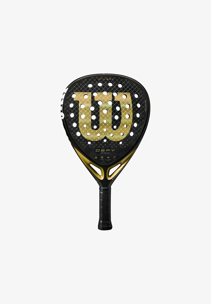 Raquette de padel avec un design noir et or. Dotée d'une surface texturée, de trous ronds et d'un manche noir pour un contrôle et une prise améliorés.