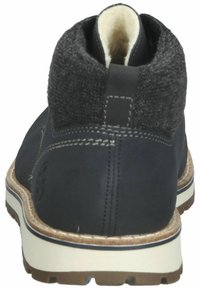 Stivaletto blu scuro con un colletto grigio texturizzato, suola intermedia bianca e suola esterna marrone chiaro. Presenta dettagli di cucitura e logo sul lato.