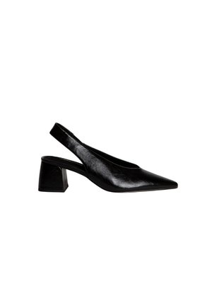 Chaussure slingback en cuir noir avec bout pointu et talon bloc bas, vue de profil sur fond blanc.