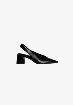 Chaussure slingback en cuir noir avec bout pointu et talon bloc bas, vue de profil sur fond blanc.