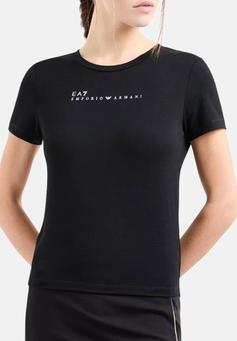 T-shirt nera a maniche corte con design aderente. Presenta una scritta in bianco "EA7 EMPORIO ARMANI" sul petto. Tessuto dalla texture liscia.