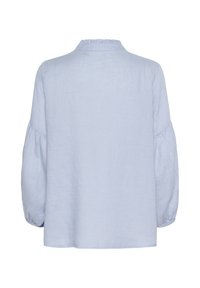 Blusa a maniche lunghe di colore azzurro chiaro, in tinta unita, con scollatura a pieghe e maniche a palloncino, realizzata in un materiale leggero.
