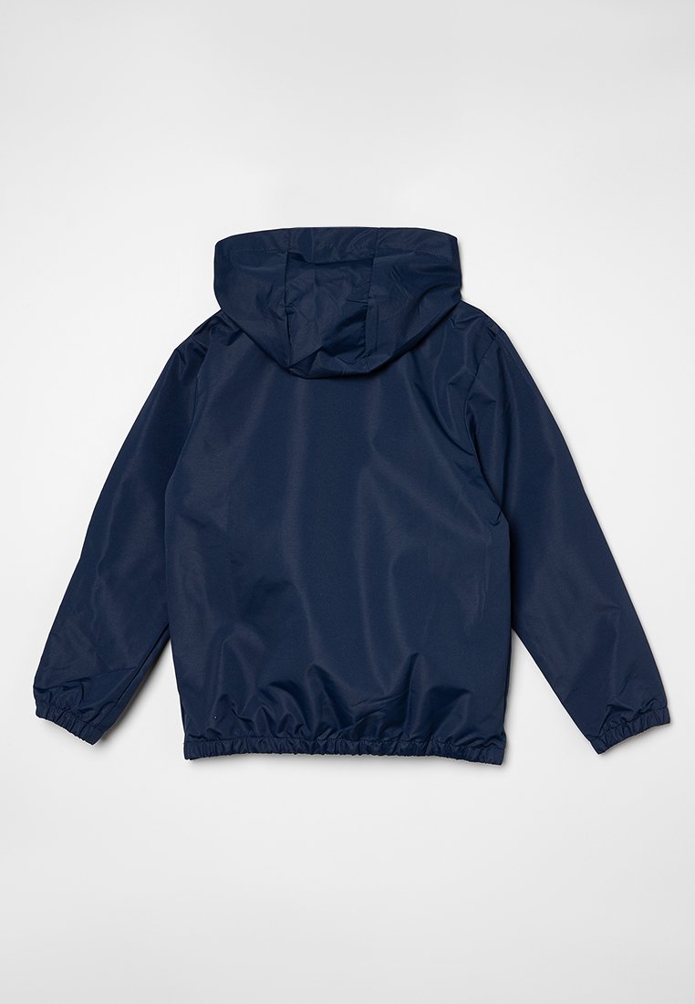 Chaqueta con capucha de color azul marino con puños y dobladillo elásticos, mostrada desde la parte posterior sobre un fondo neutro.