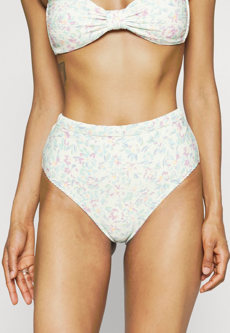 Vysoké bikiny s květinovým vzorem v pastelových barvách na světlém pozadí, s texturou s proužky a elastickým pasem pro pohodlí.