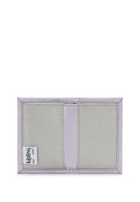 Porte-cartes violet clair avec une finition satinée lisse, comportant deux fentes pour cartes et une étiquette blanche avec "Kipling." Les bords sont cousus.