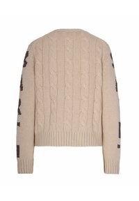 Beige Kabelstrickpullover mit geripptem Saum und Bündchen, Rückansicht mit dunklem Textmuster an beiden Ärmeln.