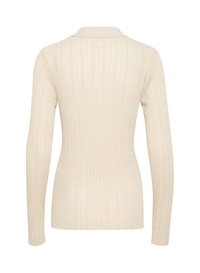 Maglione crema a coste con maniche lunghe e colletto rialzato. Presenta un tessuto a maglia testurizzato con linee verticali e sottili trame aperte.