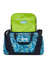 Bolsa de deporte con un diseño azul y verde y acentos negros, que cuenta con dos asas y un bolsillo interior verde con cremallera. Logotipo de la marca visible.