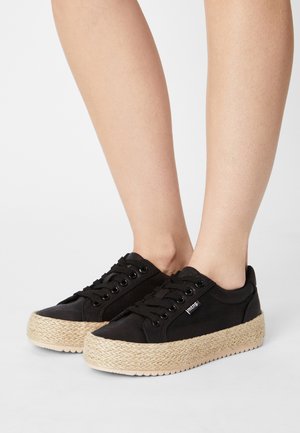 Sneakers in tela nera con suola platform intrecciata in juta, con occhielli metallici, lacci neri e un logo discreto sul lato.