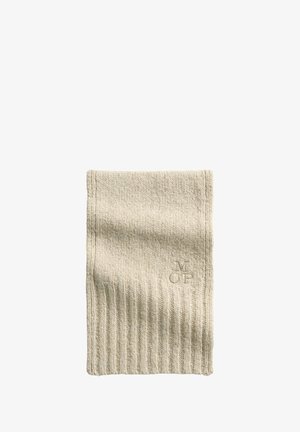 Beige gebreid textielitem met een geribbeld patroon. Bevat een reliëf "M OP" logo. Rechthoekige vorm, zachte uitstraling.