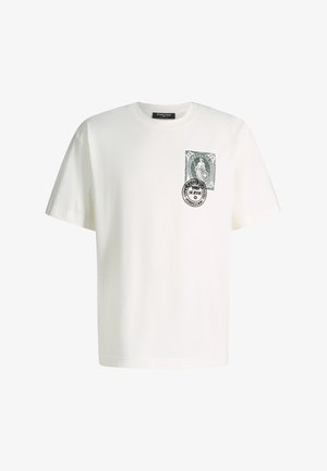 Weißes T-Shirt mit kurzen Ärmeln, rundem Halsausschnitt und einem grünen Vintage-Stempel-Design auf der linken Brustseite.