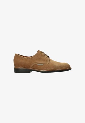 Chaussure habillée à lacets pour homme en daim marron avec semelle noire et petite étiquette métallique de marque sur le côté.
