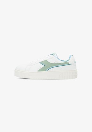 Sneaker bianca bassa con banda del logo verde chiaro e blu, suola bianca, lacci bianchi e fodera interna blu a fantasia.