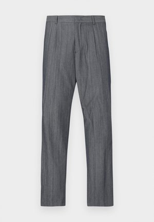 Pantalones grises a medida con un sutil patrón de rayas diplomáticas. Presentan pliegues en la cintura y un corte recto, confeccionados en una tela suave.