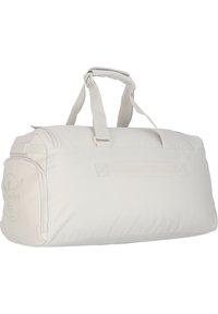 Bolsa de viaje en gris claro, hecha de un tejido resistente. Presenta dos asas, una correa de hombro removible y un logo grabado en el costado.