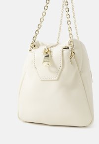 Borsa in pelle bianca con forma arrotondata, tracolla in catena dorata, chiusura a zip superiore e dettaglio hardware notevole sulla chiusura.