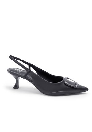 Escarpin noir en cuir avec une pointe fine, doté d'un détail de boucle brillante et d'un petit talon carré. Texture lisse sur l'ensemble.