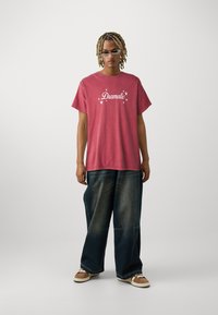 BDG Urban Outfitters DRAMATIC TEE UNISEX - Μπλουζάκι με στάμπα - washed red