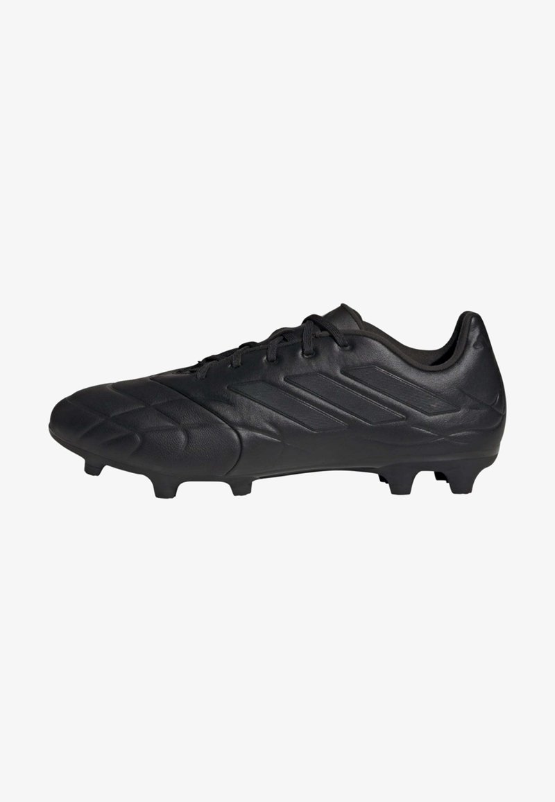 Scarpa da calcio nera con tomaia in pelle texturizzata, caratterizzata da un design elegante, chiusura con lacci e molteplici tacchetti per la trazione.