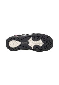 Czarna sportowa podeszwa buta z teksturowanej gumy, z białym centralnym fragmentem i wytłoczonymi wzorami trakcyjnymi. Widoczne logo "BARTEK".