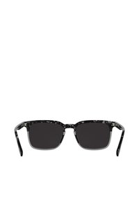 Neliönmuotoiset aurinkolasit, joissa on musta- ja harmaa-marmoroitu muovirunko, tummat linssit ja ohuet sankat, joissa on hillittyjä yksityiskohtia.