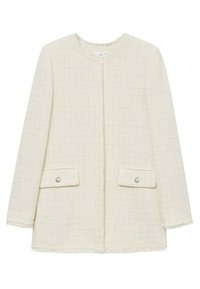 Crème kleurige tweedjas met een ronde halslijn, twee voorzakken en zilveren knoopaccenten. Rafelige randen langs de zoom en mouwen.