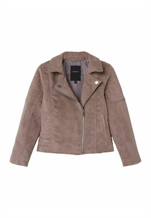 Giacca marrone effetto camoscio con colletto a risvolto, chiusura con zip e dettagli sulle spalle. Presenta una fodera interna liscia e due tasche laterali.