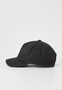 Boné de baseball preto com aba reta, tecido texturizado, detalhe de logo bordado na lateral, design de seis painéis e botão na parte superior.