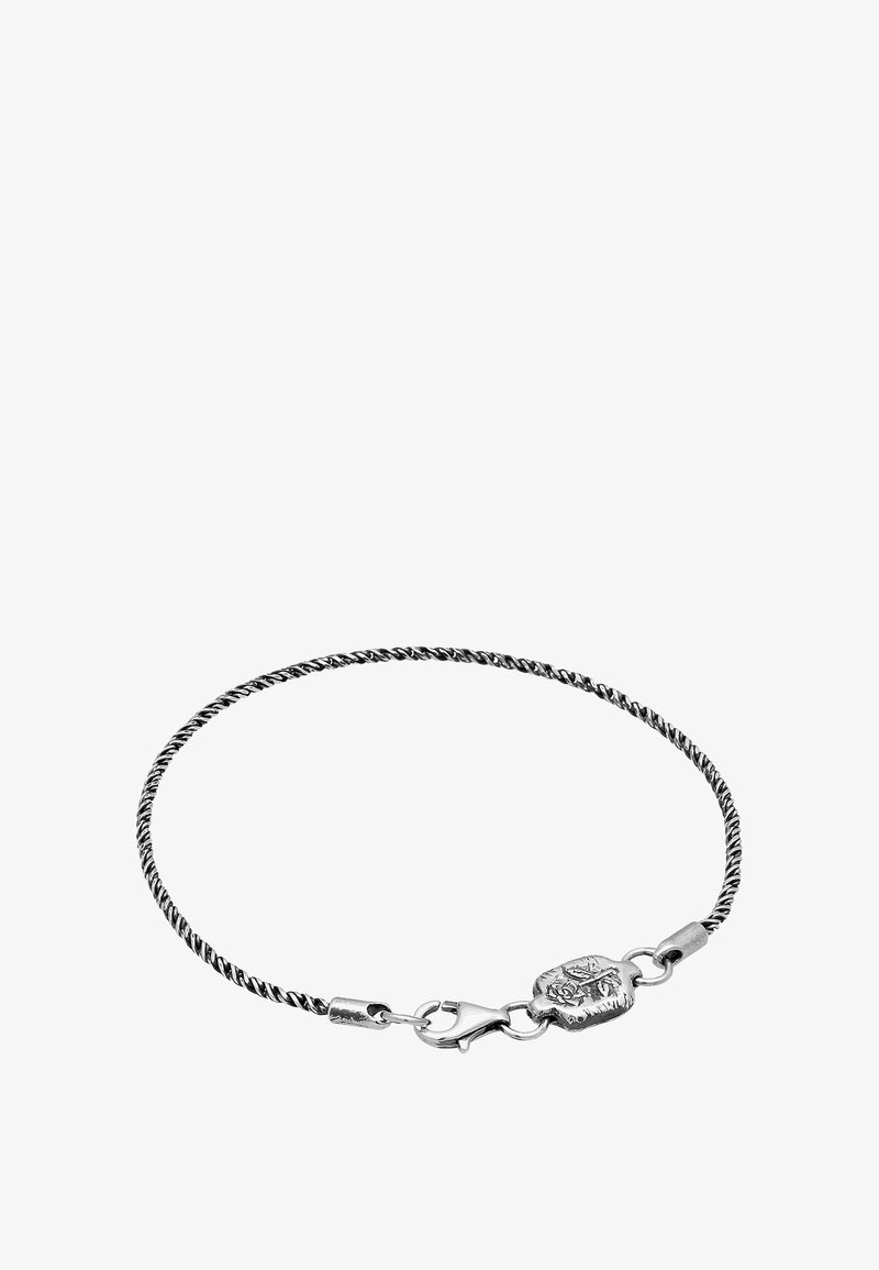 Bracelet en chaîne argentée torsadée avec un fermoir décoratif ornée d'un motif gravé, texture lisse et forme épurée.